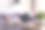 睡眠问题。穿着粉色t恤和牛仔裤的金发美女手里拿着笔记本电脑在家里的沙发上睡着了。在家上网工作。周末。过度劳累。乏力图片下载