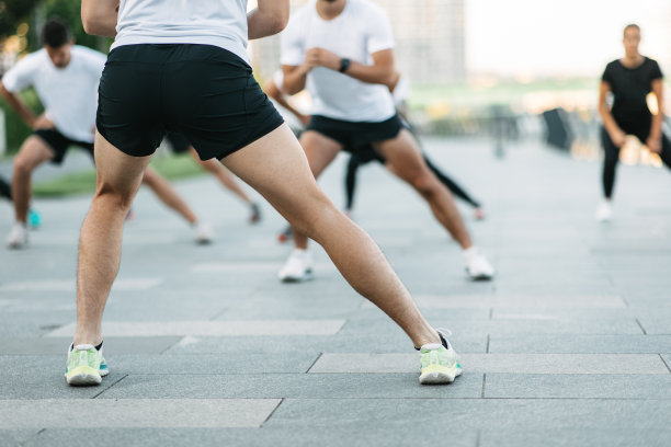 跑步前的腿部拉伸图片下载