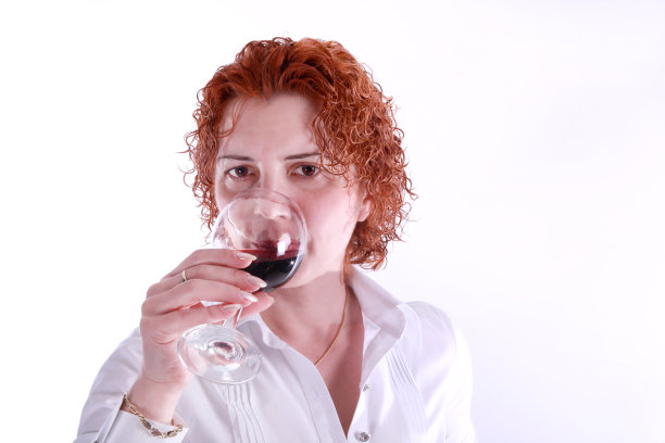 白人女人喝红酒的画像图片下载