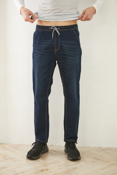 穿着牛仔裤的男时装模特。图片下载