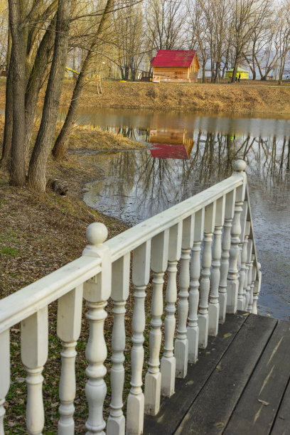木制小屋背景上的栏杆与栏杆图片下载