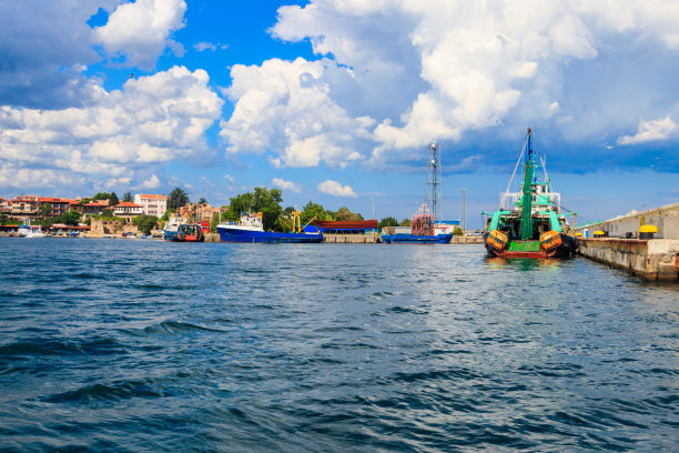 保加利亚内塞巴尔港的拖网渔船图片下载