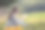 美丽的年轻女子在绿色的草地上用铅笔在记事本上画画图片下载