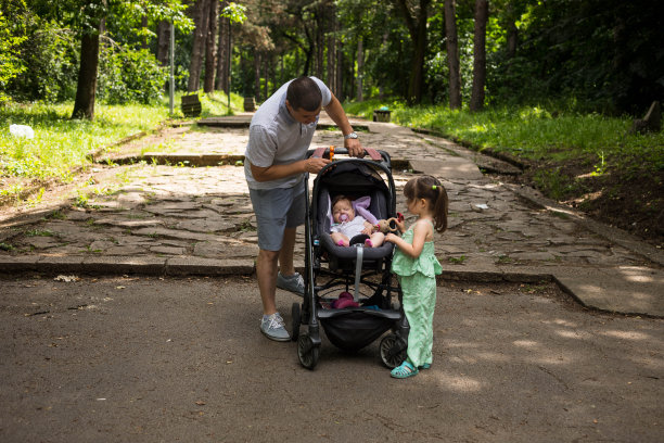 父亲和女儿看着婴儿。图片下载