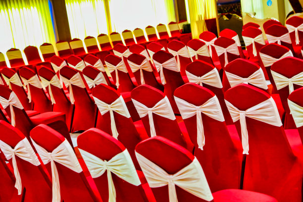 室内婚宴场地用纱窗，有选择性的重点放在红套椅上图片下载