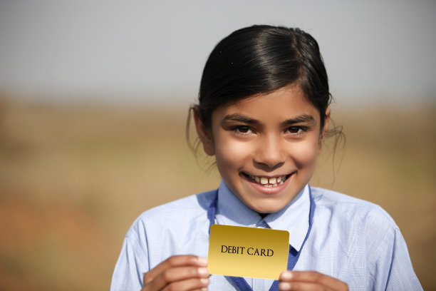 小学生快乐的孩子手里拿着借记卡图片下载