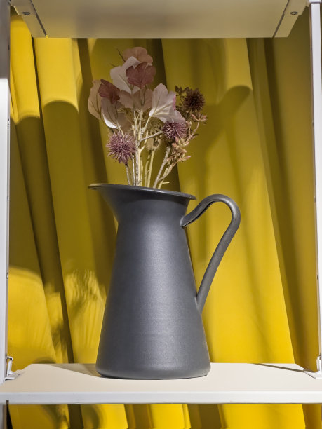 家居装饰，别致的玻璃瓶和干花图片下载