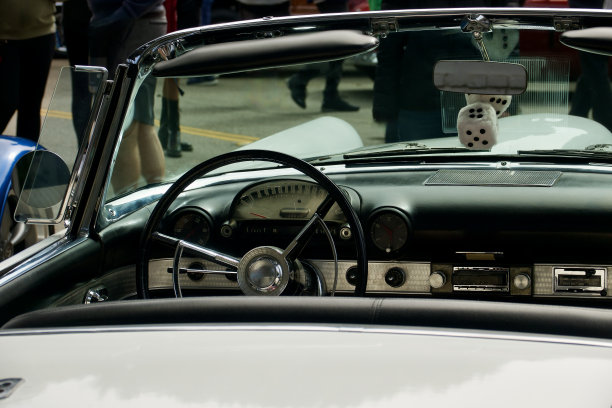 带有模糊骰子的老式跑车图片下载