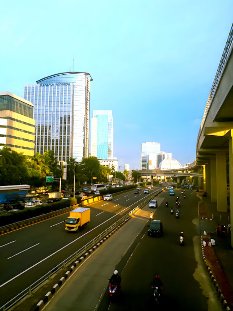 雅加达城市街道上的日落图片下载