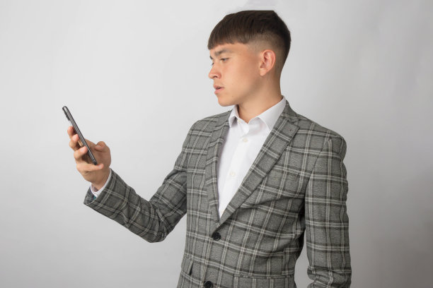 穿着西装外套和开领衬衫的年轻企业家图片下载