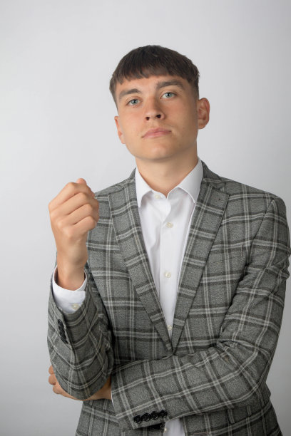 穿着西装外套和开领衬衫的年轻企业家图片下载