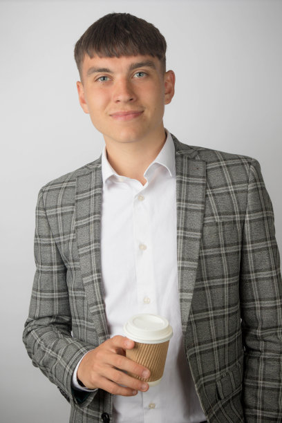 穿着西装外套和开领衬衫的年轻企业家图片下载