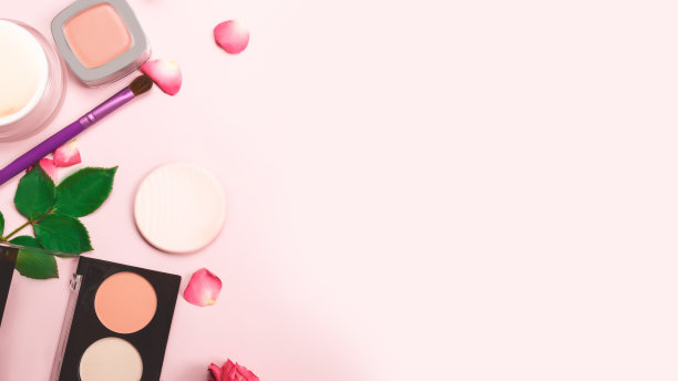 化妆和化妆美容产品安排在一个颜色的背景。平的。美丽的概念。本空间图片下载