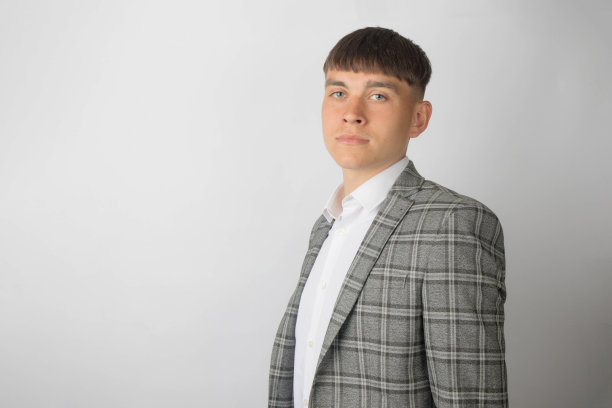 穿着西装外套和开领衬衫的年轻企业家图片下载