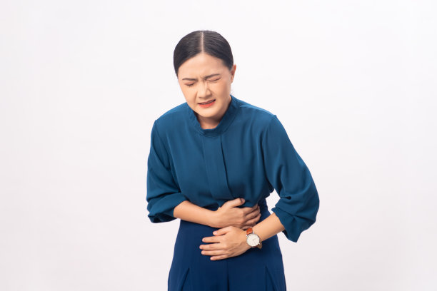 一名亚洲妇女胃痛，孤立地站在白色背景上。图片下载