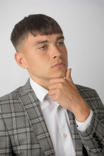 穿着西装外套和开领衬衫的年轻企业家图片下载