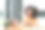 黑人女商人一边用笔记本电脑工作，一边用智能手机。微笑的非洲裔美国妇女在办公室用手机应用玩游戏、网上购物和叫外卖。图片下载