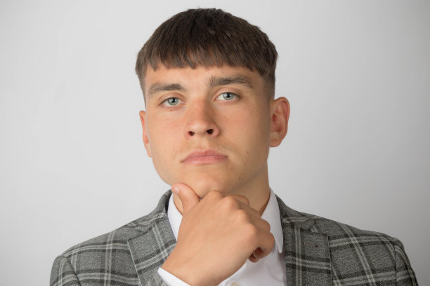 穿着西装外套和开领衬衫的年轻企业家图片下载