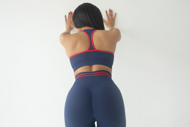 一个穿着运动打底裤的大女人。性感健康的女人。图片下载