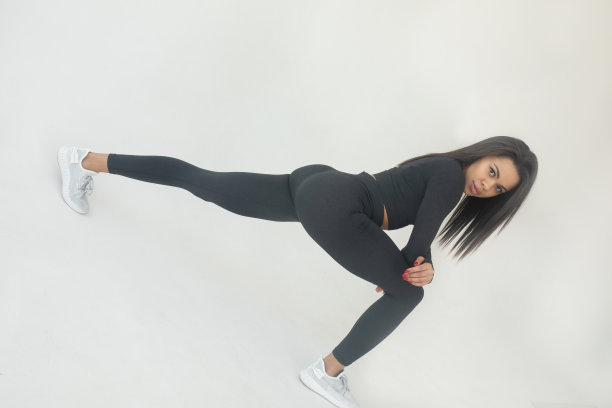 一个穿着运动打底裤的大女人。性感健康的女人。图片下载