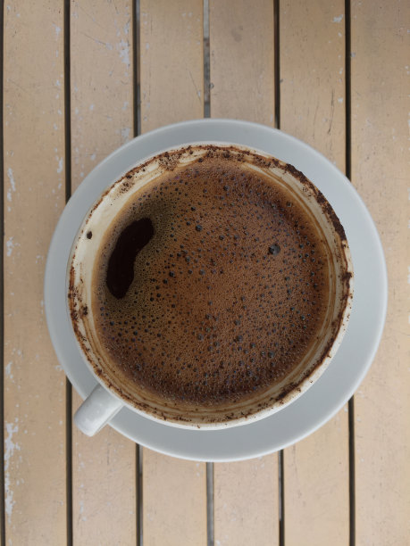 白色的玻璃杯正好放在桌子中间图片下载