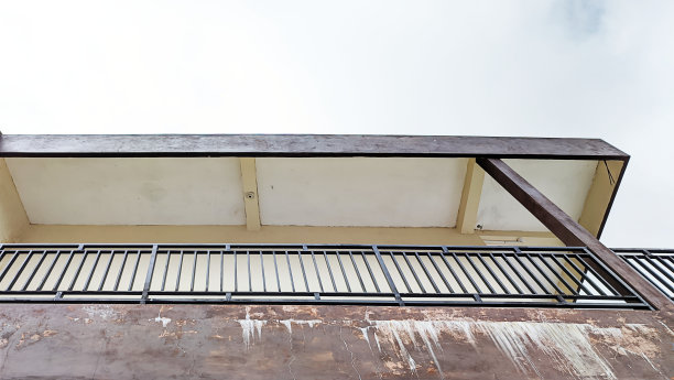 从下面看，二楼有铁栅栏的露台图片下载