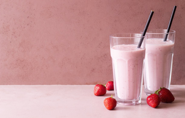 草莓奶昔。素食。冷饮。冰沙。图片下载