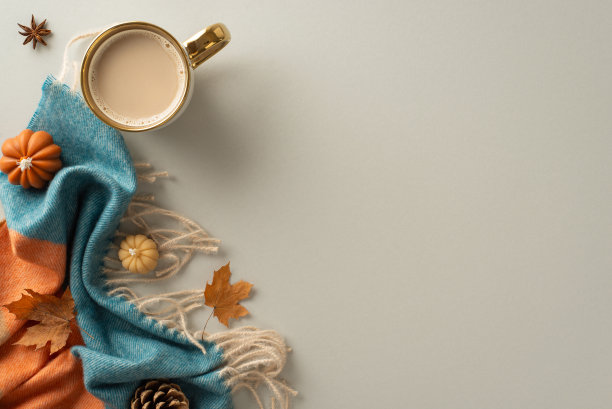 体验舒适的幸福秋天在家里与这上面的照片，斑点毯子，南瓜蜡烛，枫叶叶和热可可杯设置文本或广告在灰色背景的场景图片下载