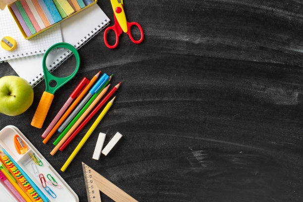 课堂审美观念。上面的照片，黑板与彩色粉笔，铅笔，笔记本和各种文具在孤立的背景与复制空间的广告或短信图片下载