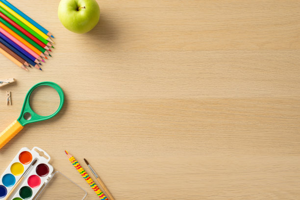 准备好迎接新的学术季吧，这张俯视图以充满活力的笔记本和木制背景上的各种办公用品为特色。使用文本或广告自定义复制空间图片下载