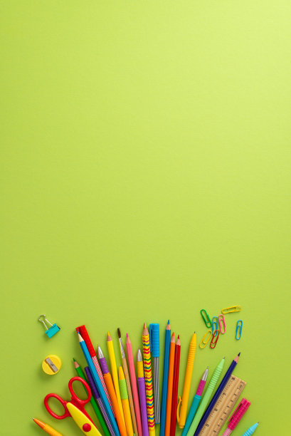 返校必需品:垂直顶视图的文具风扇与彩色铅笔，钢笔，剪刀，尺子，夹子，卷笔刀在粉彩绿色背景与空白空间的文字或广告图片下载