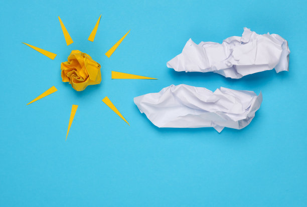 晴朗的天气。纸上画着蓝天上的太阳、光线和云彩图片下载