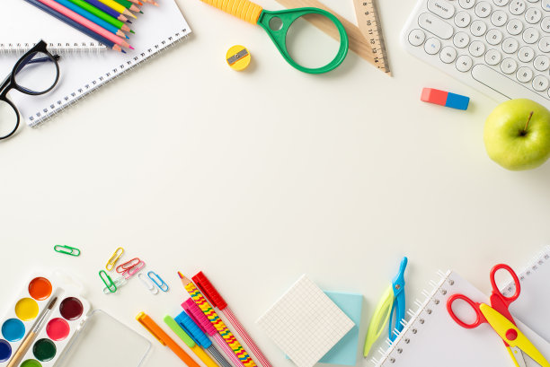 潜入虚拟学习的领域，这张自上而下的图片展示了白色背景上的键盘、笔记本和教育必需品。使用文本或宣传内容自定义复制空间图片下载