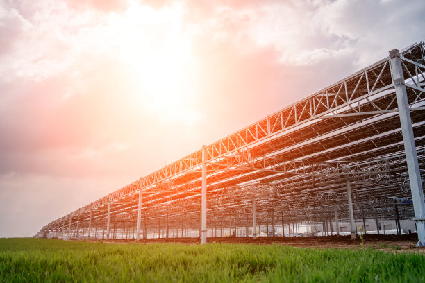 拥有多排太阳能光伏板的大型发电厂图片下载