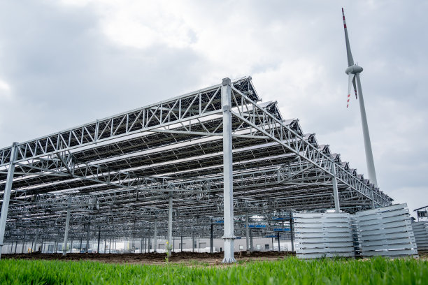 拥有多排太阳能光伏板的大型发电厂图片下载