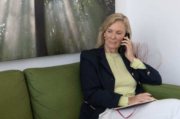 办公室里的女商人图片下载