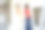 建筑工人用油漆滚筒粉刷公寓墙壁图片下载