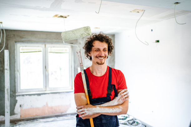 建筑工人拿着喷漆滚筒图片下载