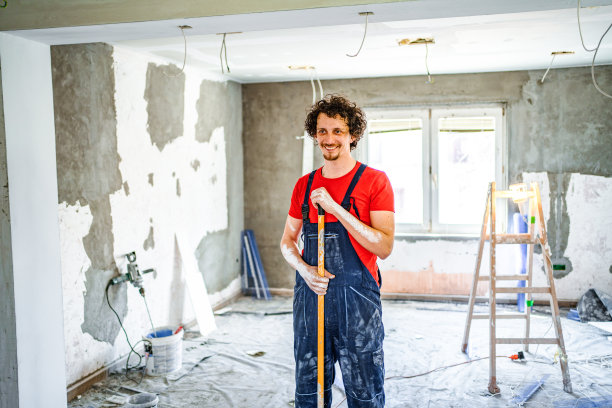 建筑工人拿着喷漆滚筒图片下载