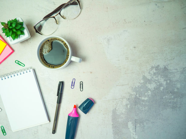 俯视图空白纸记事本，咖啡杯，玻璃和笔。桌面模型与文本的地方图片下载