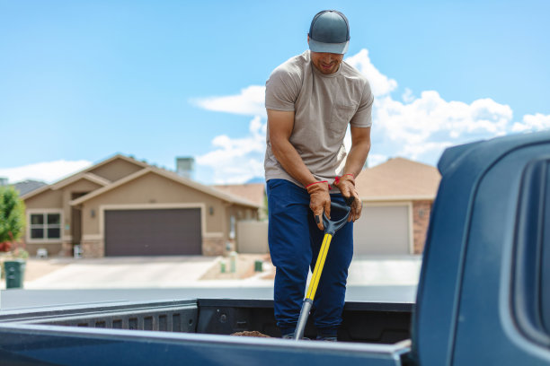 西班牙裔男性墨西哥裔美国房主景观庭院照片系列图片下载
