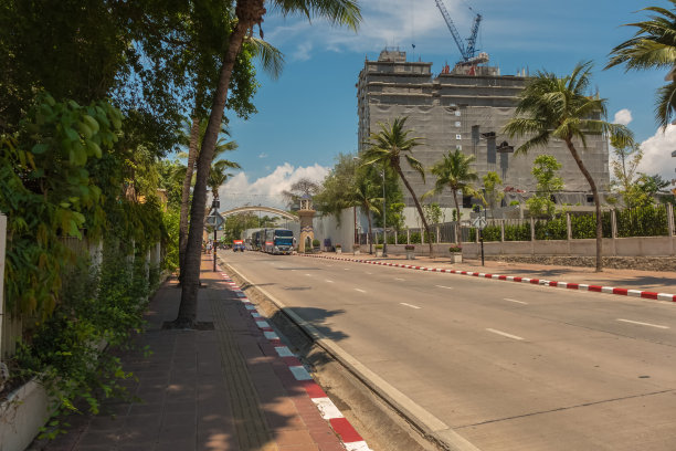 泰国芭堤雅海滩路上的一个大型建筑工地图片下载