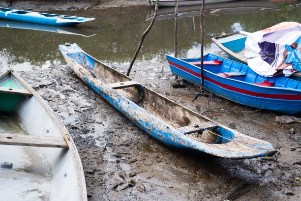 几艘捕鱼独木舟停靠在河上。图片下载