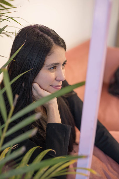 年轻的拉丁女子，直发，美丽自然的室内，欢快的人的肖像图片下载