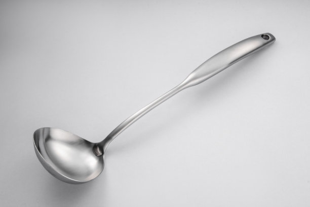 不锈钢餐具和厨房用具摆放在桌面上图片下载