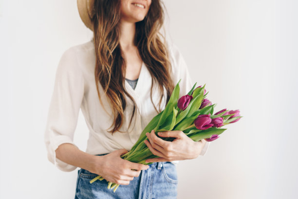 拿着一束紫色郁金香的女人图片下载