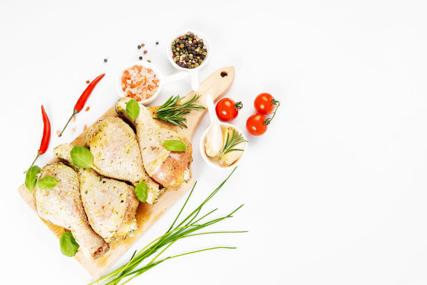 半光。副本的空间。生鸡腿。用新鲜叶子和香料腌制的鸡腿放在厨房的木板上。烧烤鸡腿。图片下载