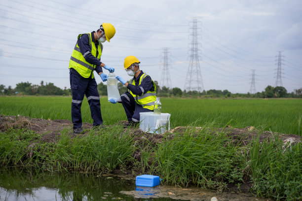 环境研究人员调查运河水的有毒物质泄漏状况，河流废水采样，亚洲研究人员在农田收集水样用于研究和开发。图片下载