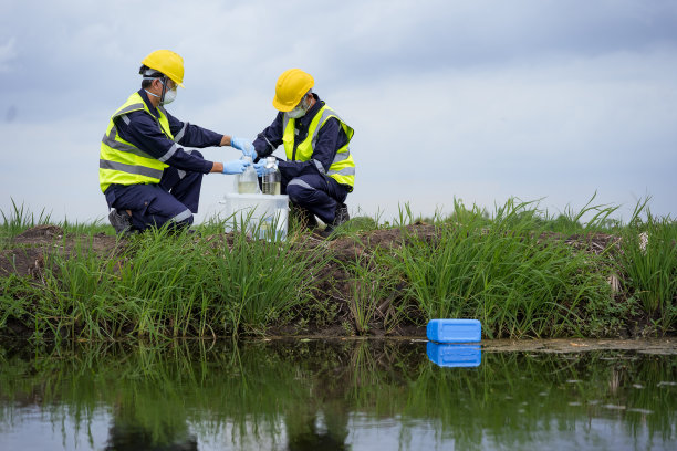 环境研究人员调查运河水的有毒物质泄漏状况，河流废水采样，亚洲研究人员在农田收集水样用于研究和开发。图片下载