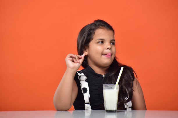 女孩喝牛奶的图片图片下载